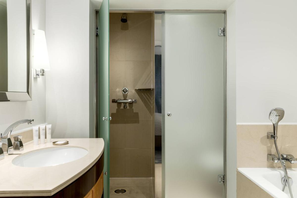 Salle de bains dans l'établissement Renaissance Paris Vendome Hotel
