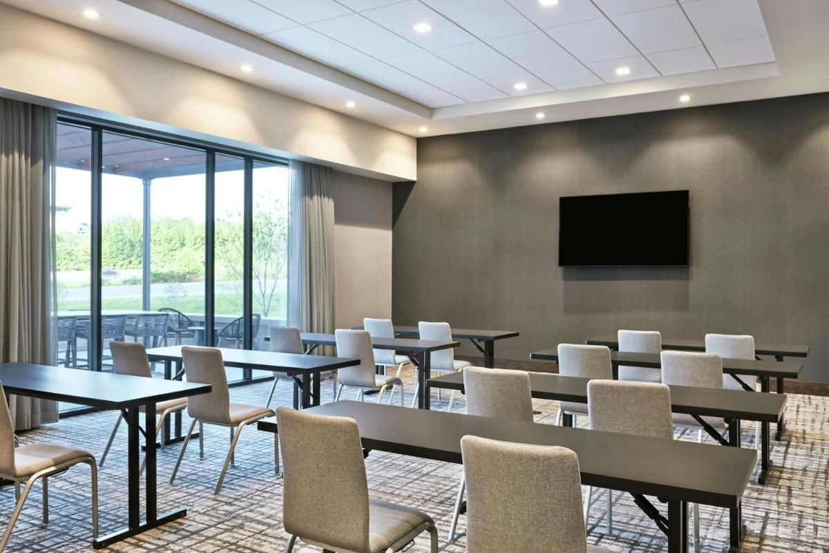 AC Hotel by Marriott St Louis Chesterfield - Housity