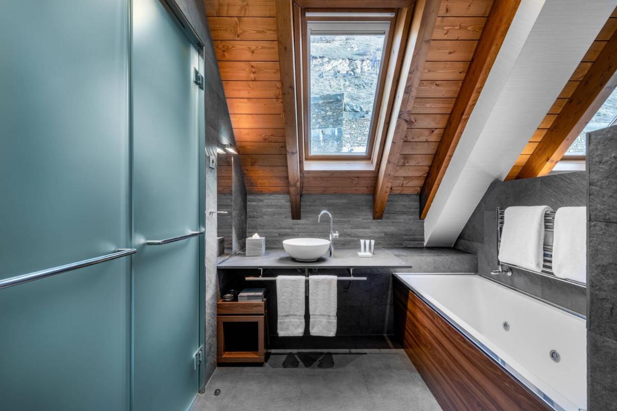 Una cocina o zona de cocina en Hotel AC Baqueira Ski Resort, Autograph Collection