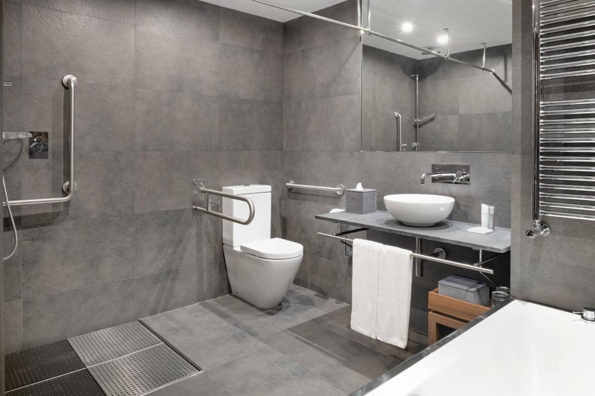 Un baño de Hotel AC Baqueira Ski Resort, Autograph Collection