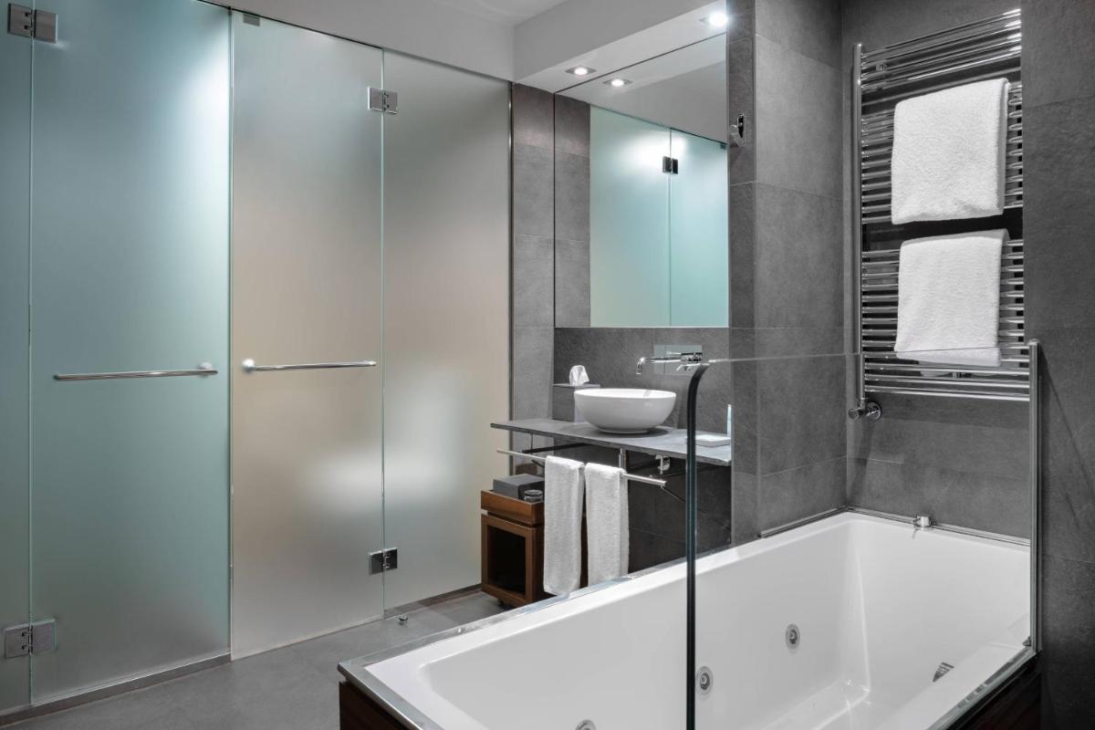 Un baño de Hotel AC Baqueira Ski Resort, Autograph Collection