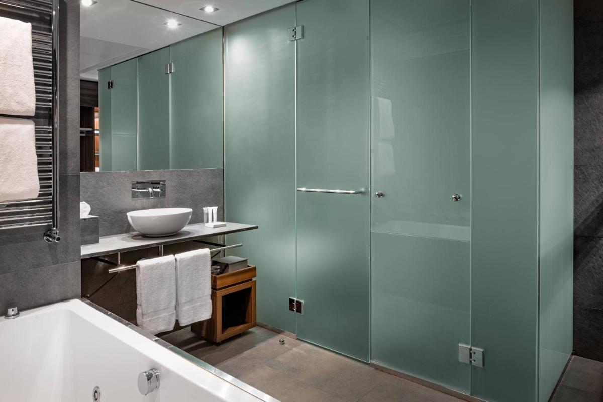 Un baño de Hotel AC Baqueira Ski Resort, Autograph Collection