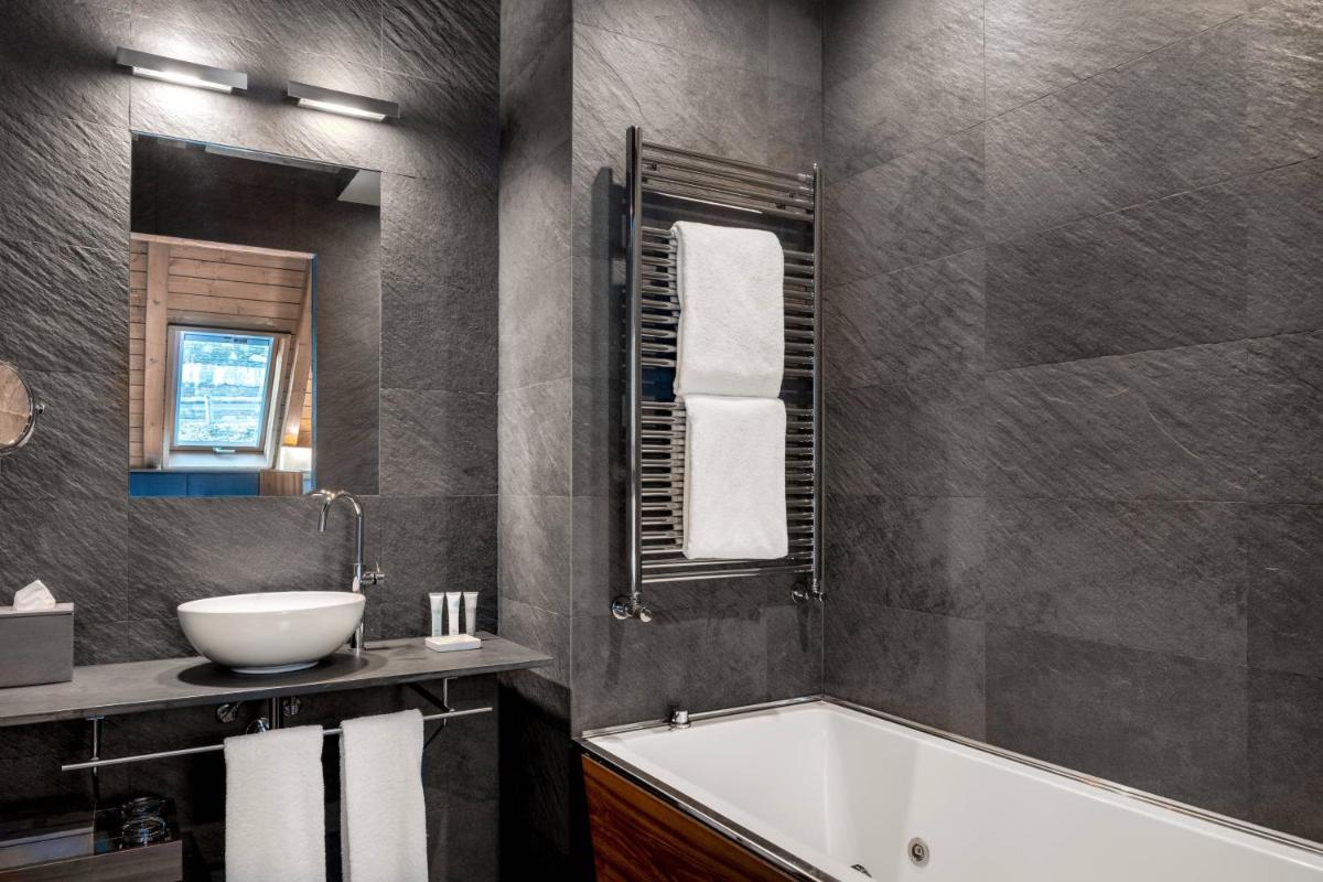 Un baño de Hotel AC Baqueira Ski Resort, Autograph Collection