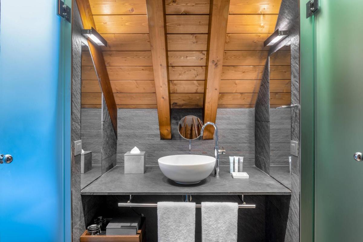 Un baño de Hotel AC Baqueira Ski Resort, Autograph Collection