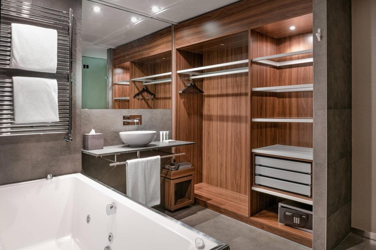 Un baño de Hotel AC Baqueira Ski Resort, Autograph Collection