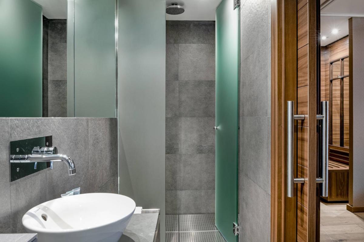 Un baño de Hotel AC Baqueira Ski Resort, Autograph Collection