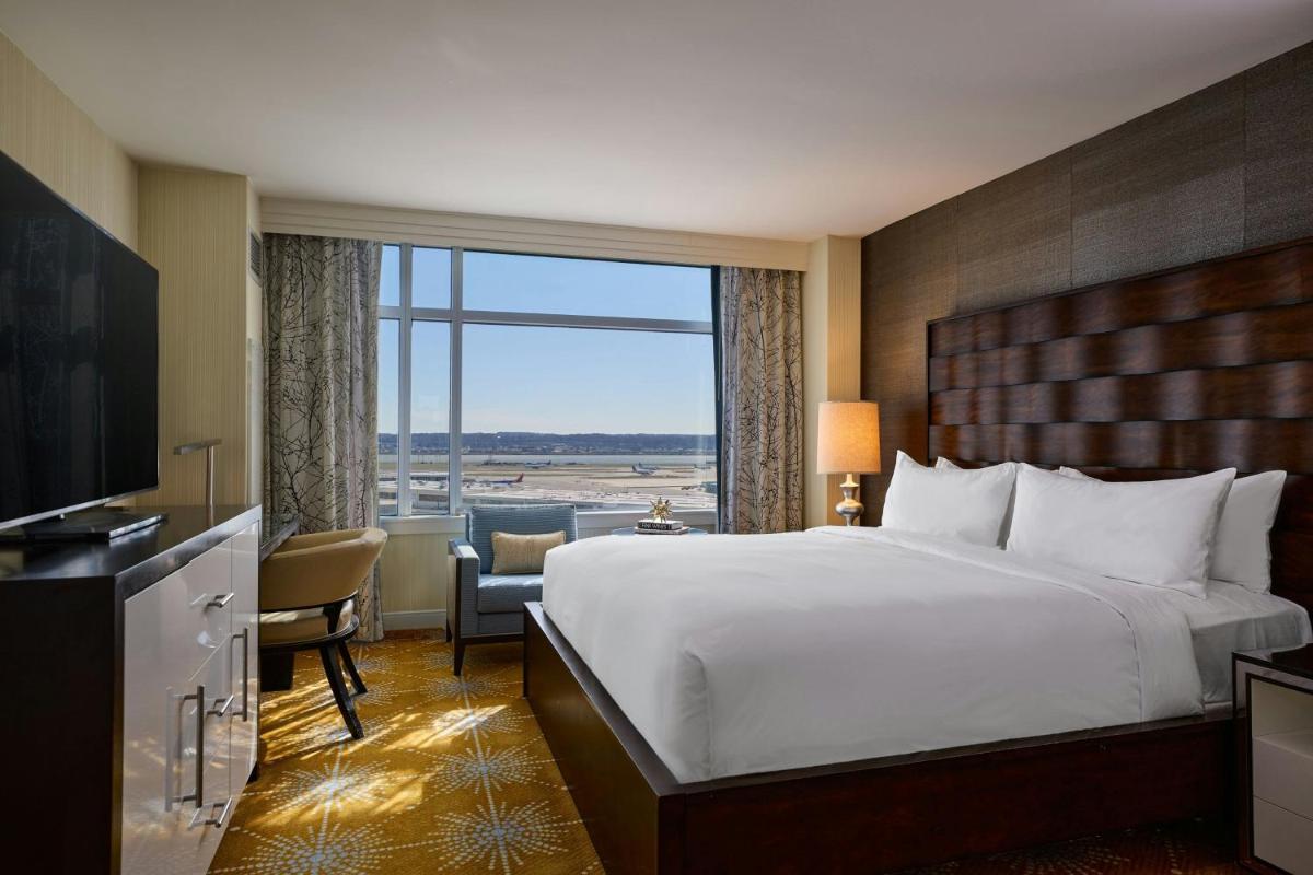 Renaissance Arlington Capital View Hotel - Housity