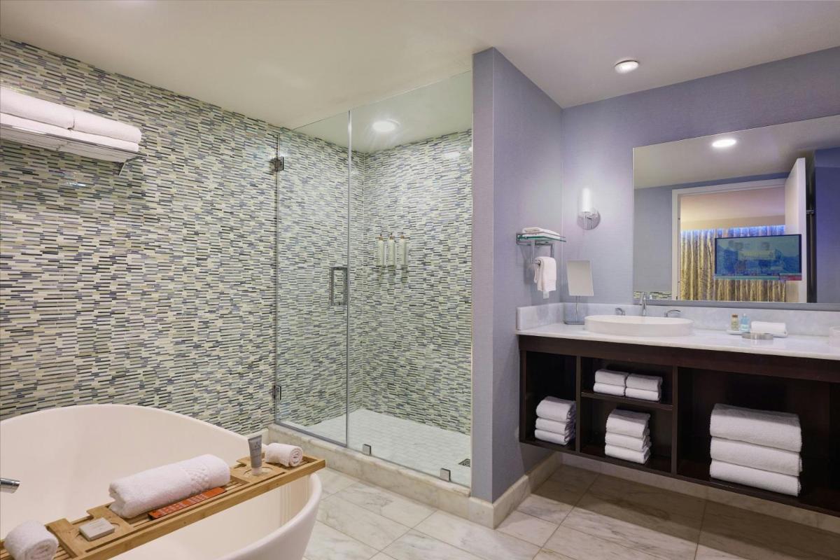 Renaissance Arlington Capital View Hotel - Housity