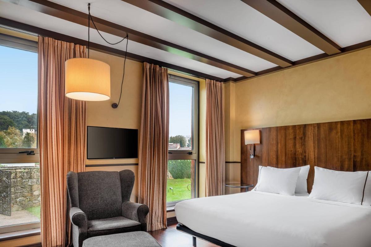 Una televisión o centro de entretenimiento en Hotel Palacio del Carmen, Autograph Collection