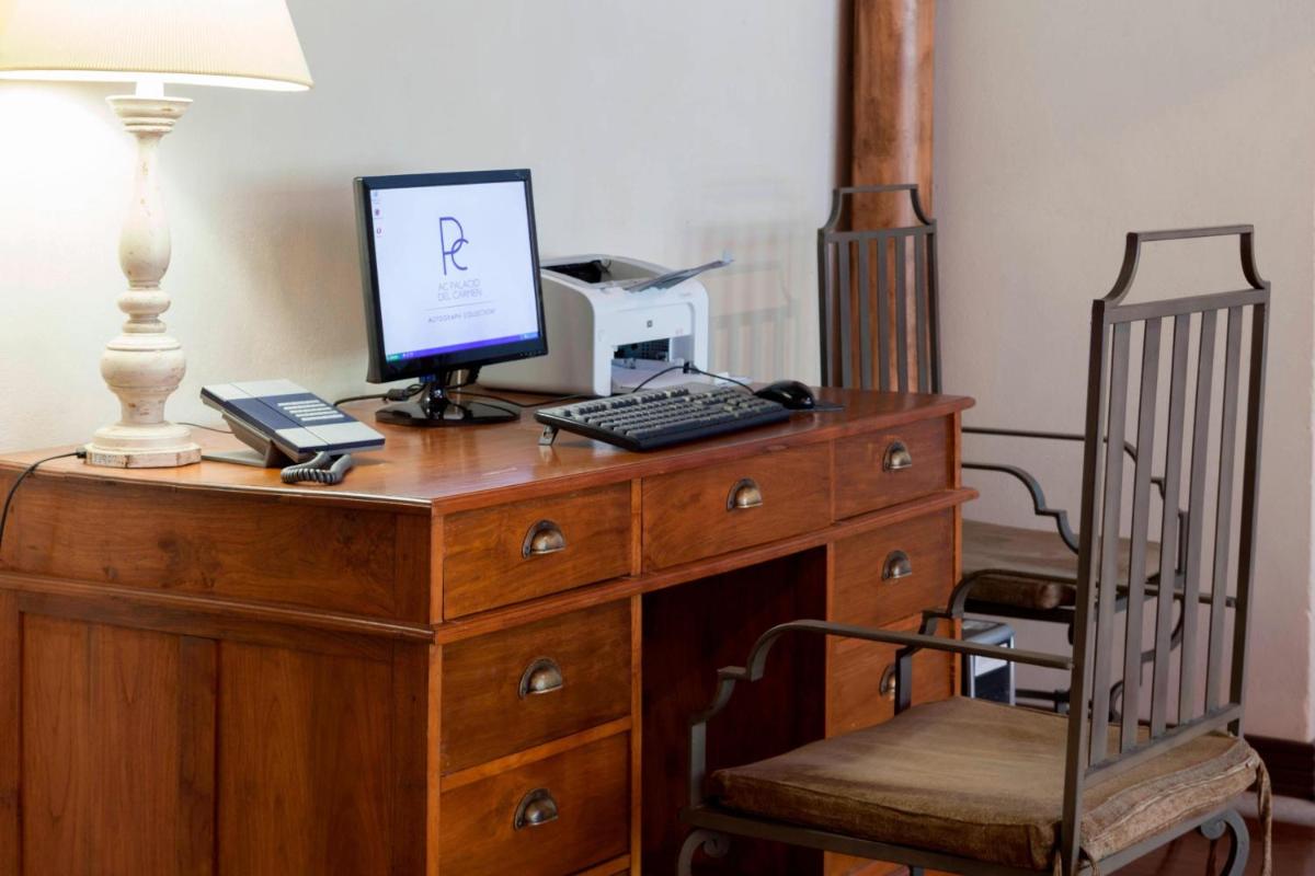 Una televisión o centro de entretenimiento en Hotel Palacio del Carmen, Autograph Collection