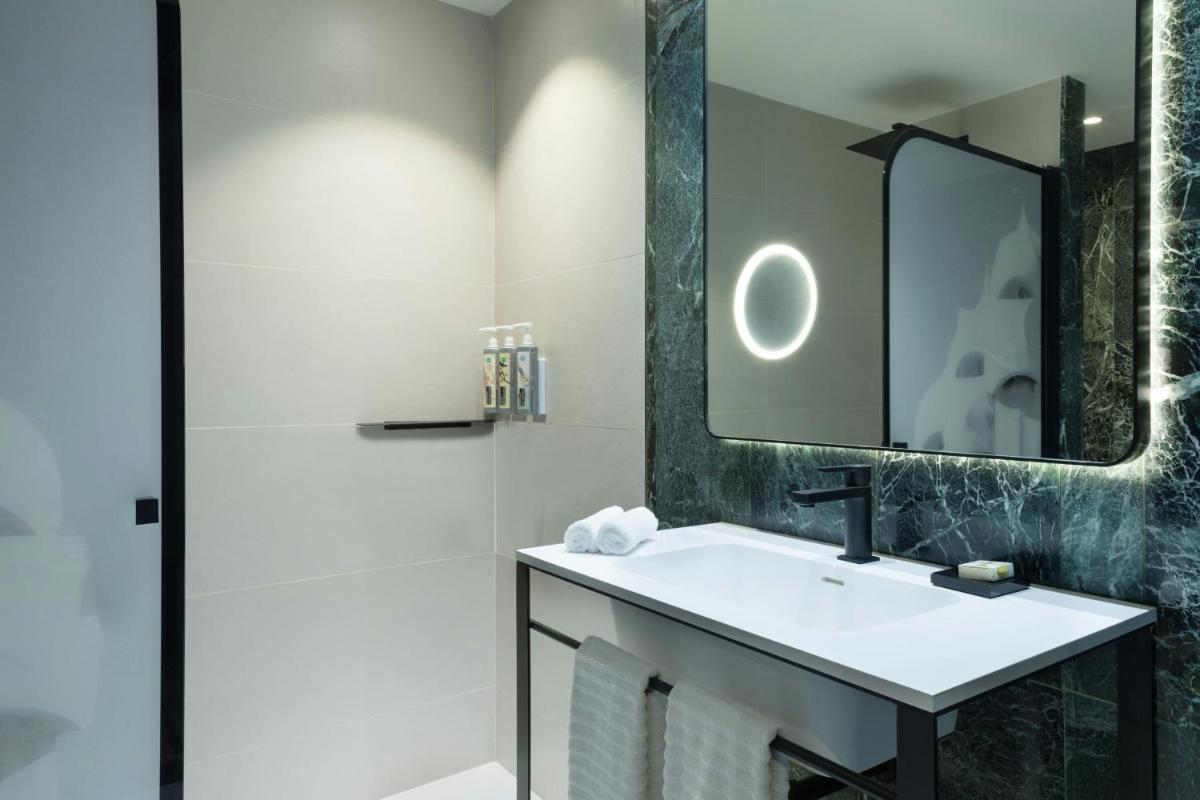 Un baño de Renaissance Barcelona Hotel