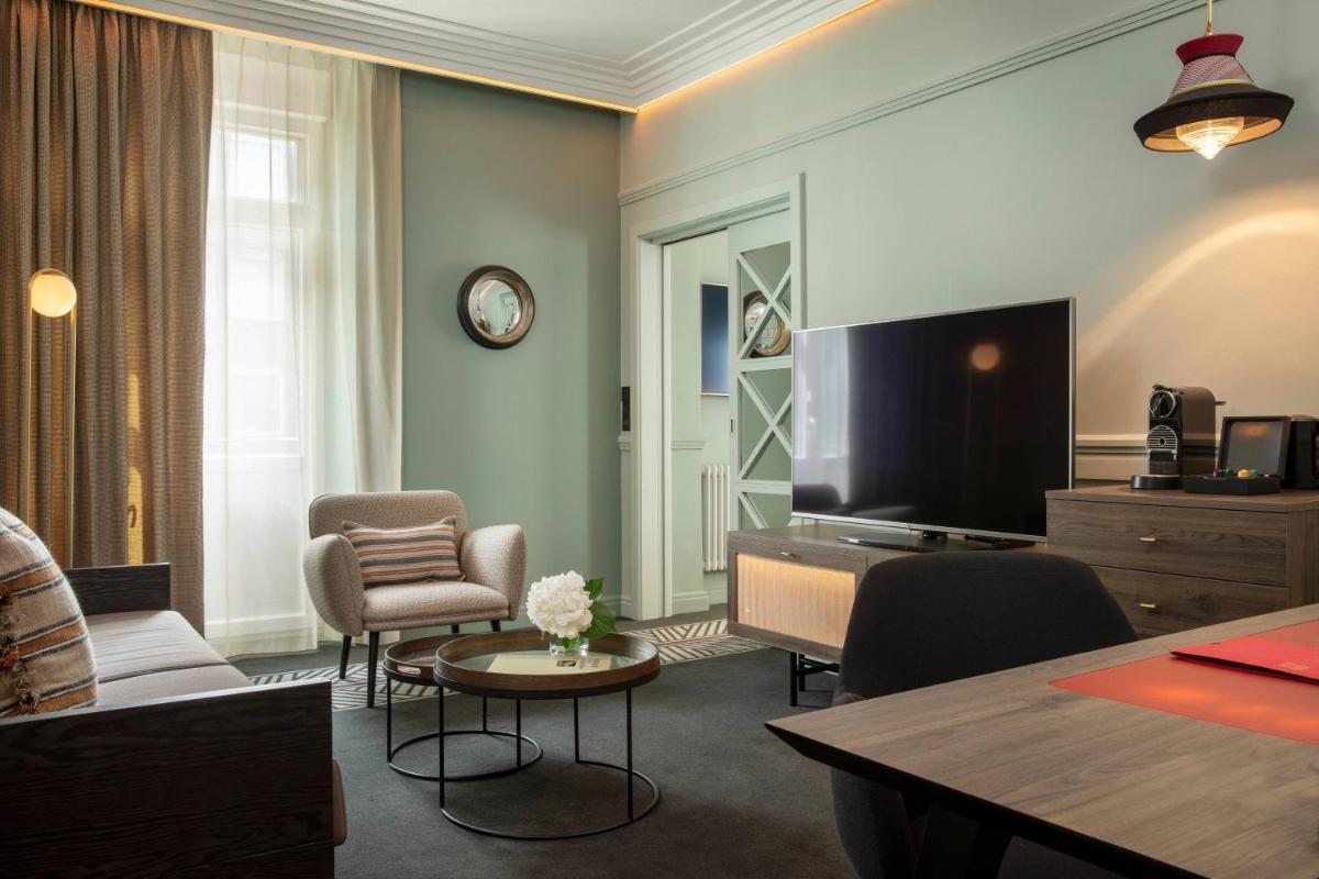 Télévision ou salle de divertissement dans l'établissement Maison Rouge Strasbourg Hotel & Spa, Autograph Collection