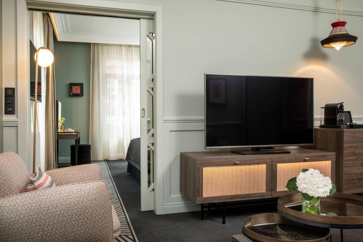 Télévision ou salle de divertissement dans l'établissement Maison Rouge Strasbourg Hotel & Spa, Autograph Collection