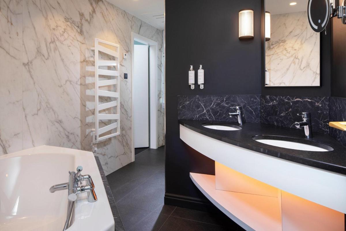 Salle de bains dans l'établissement Maison Rouge Strasbourg Hotel & Spa, Autograph Collection