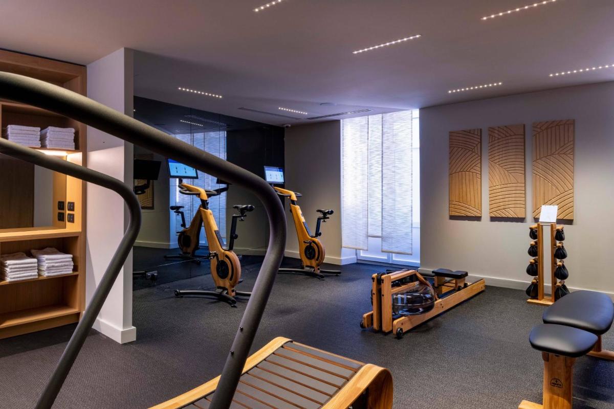 - une salle de sport avec tapis de course et matériel d'exercice dans l'établissement Maison Rouge Strasbourg Hotel & Spa, Autograph Collection, à Strasbourg
