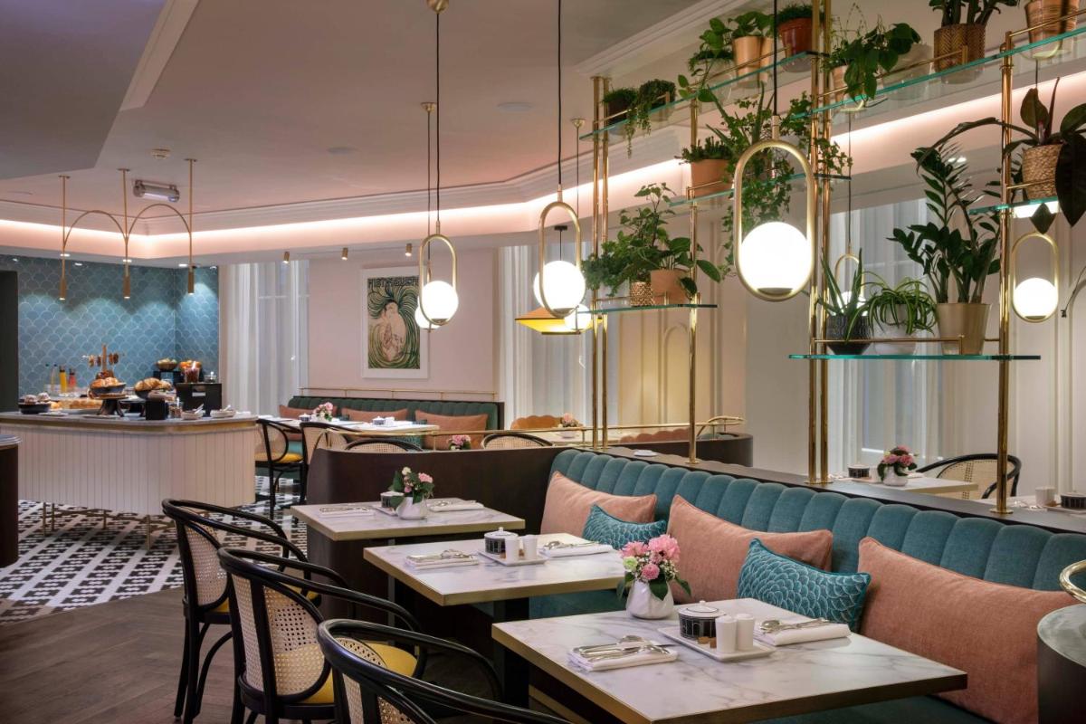 un restaurant avec des tables et des chaises et un bar dans l'établissement Maison Rouge Strasbourg Hotel & Spa, Autograph Collection, à Strasbourg