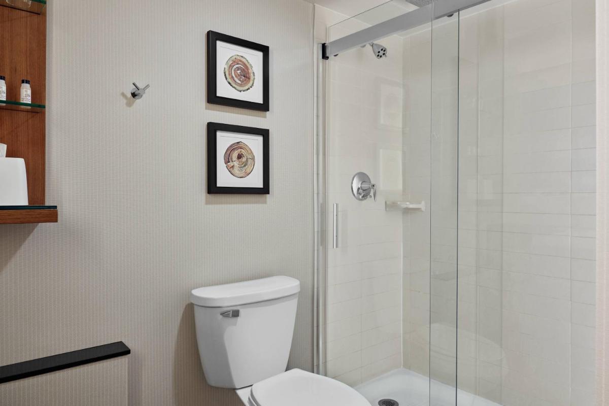 Delta Hotels by Marriott Milwaukee Northwest - Housity