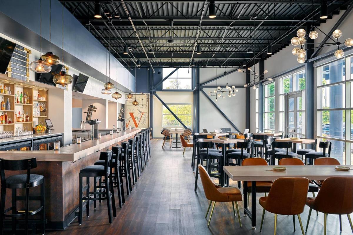 Delta Hotels by Marriott Milwaukee Northwest - Housity