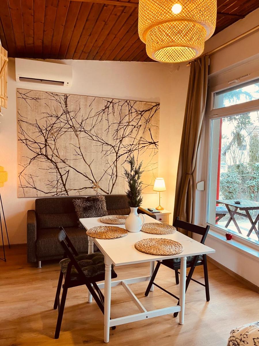 Cottage by the Lake - Housity