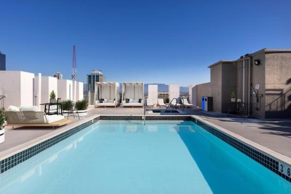 Huge Downtown LA Loft with Rooftop Pool & Jacuzzi - Hizvo