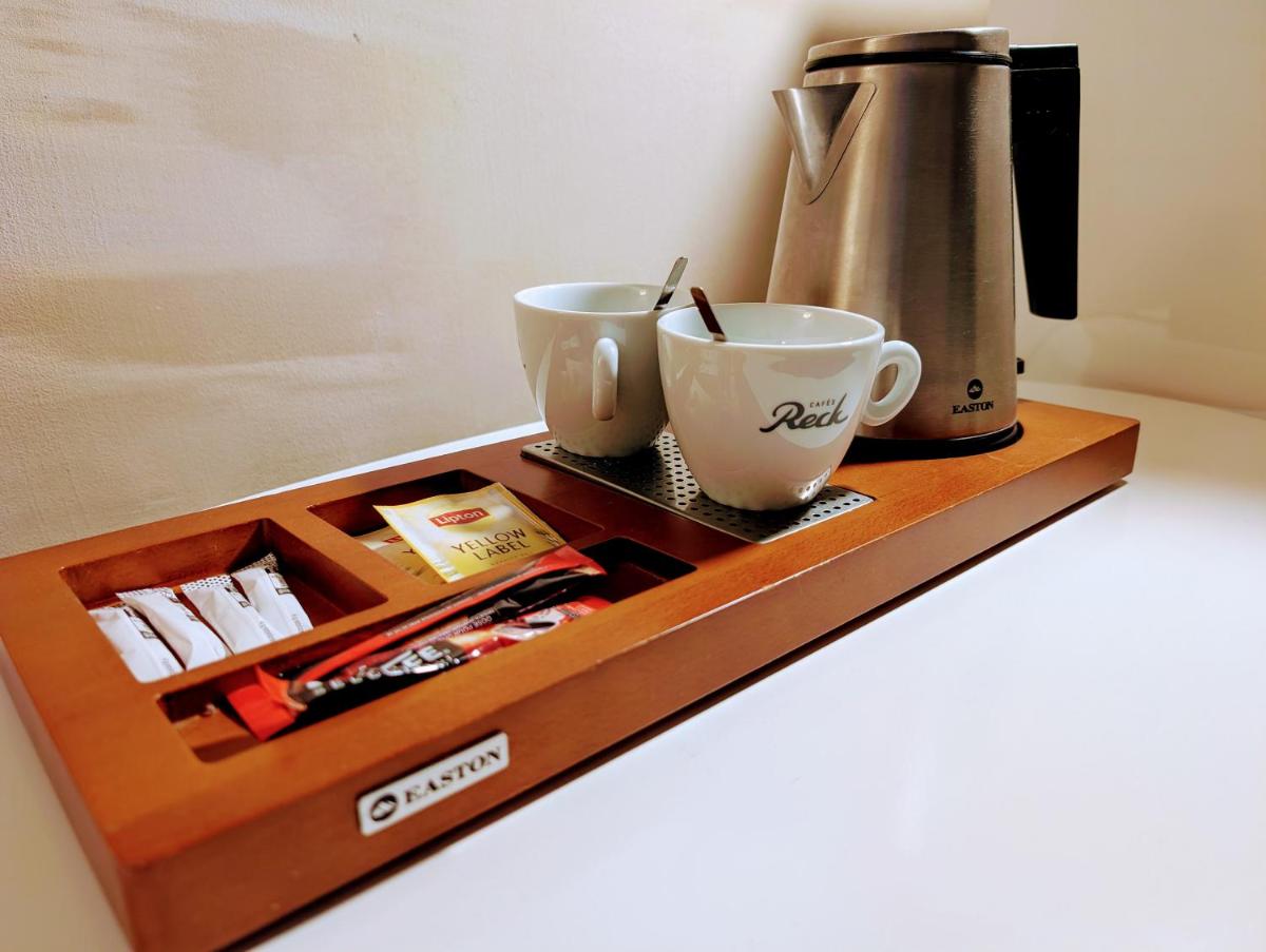 Plateau bouilloire dans l'établissement Hôtel Le Dormeur