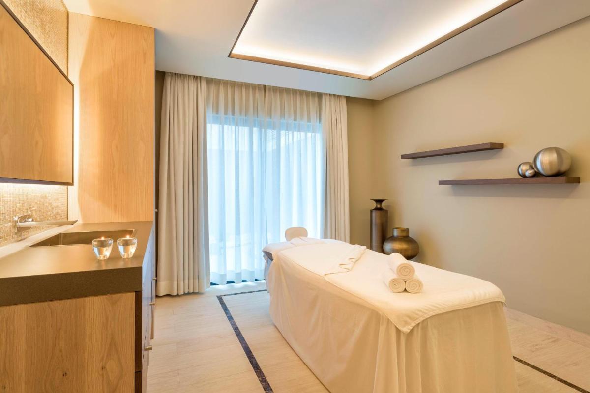 Uma cama ou camas num quarto em Pine Cliffs Ocean Suites, a Luxury Collection Resort & Spa, Algarve