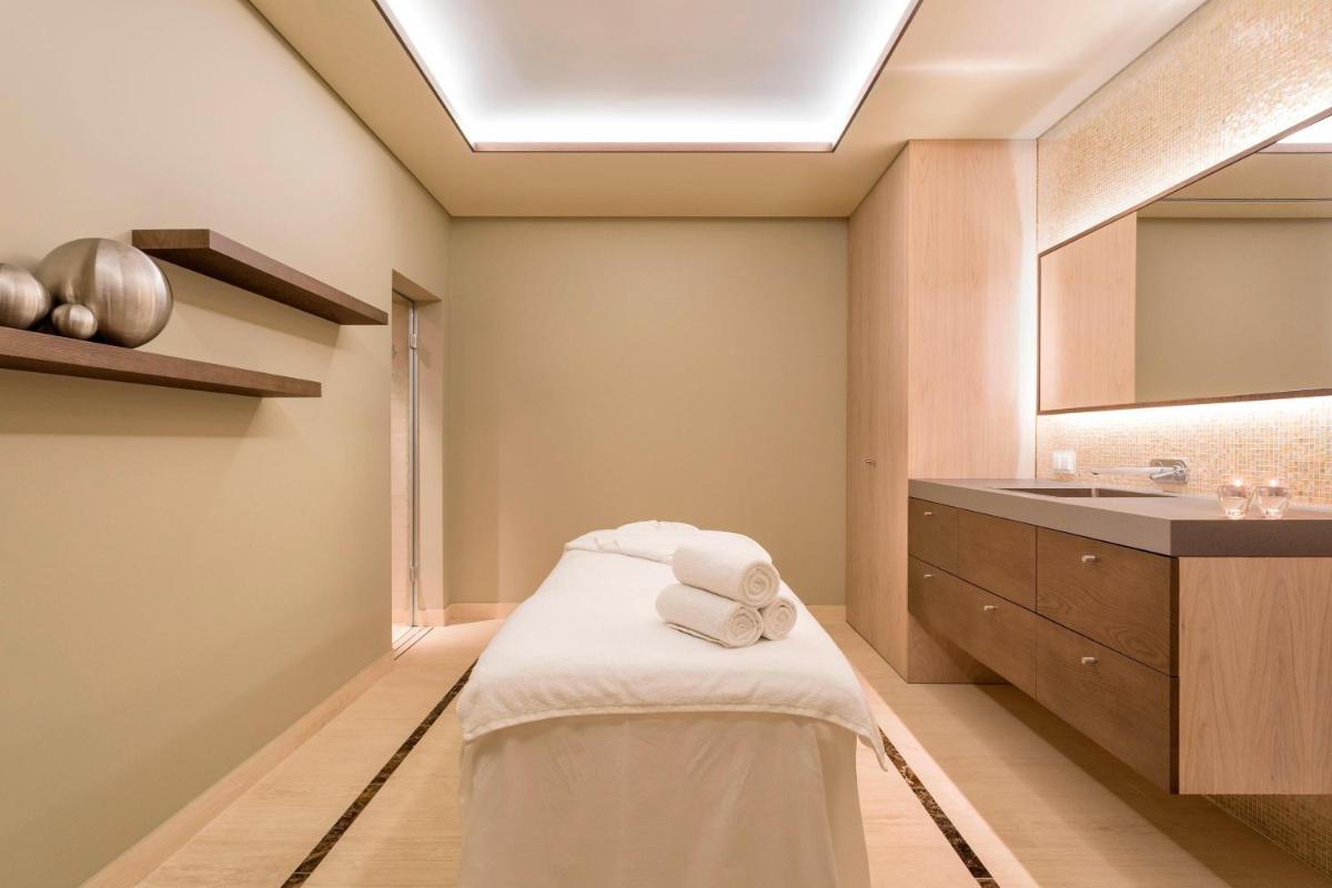 Uma cama ou camas num quarto em Pine Cliffs Ocean Suites, a Luxury Collection Resort & Spa, Algarve