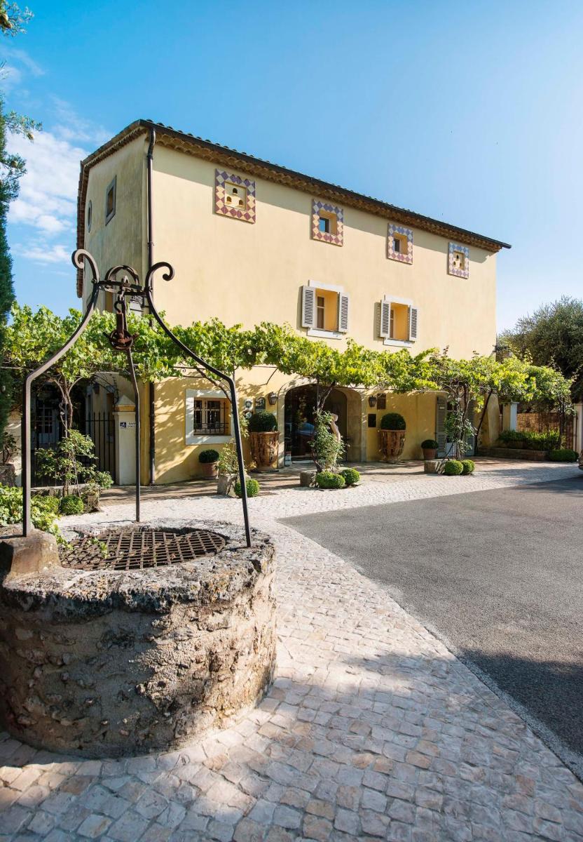 - un bâtiment avec un panier de basket en face dans l'établissement Bastide Saint Antoine - Relais & Châteaux, à Grasse