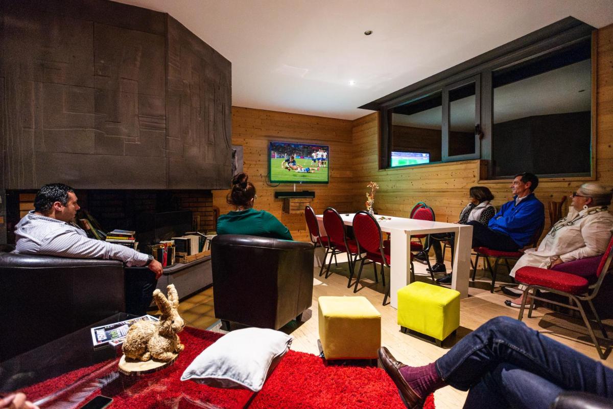 Télévision ou salle de divertissement dans l'établissement Sancy Resort