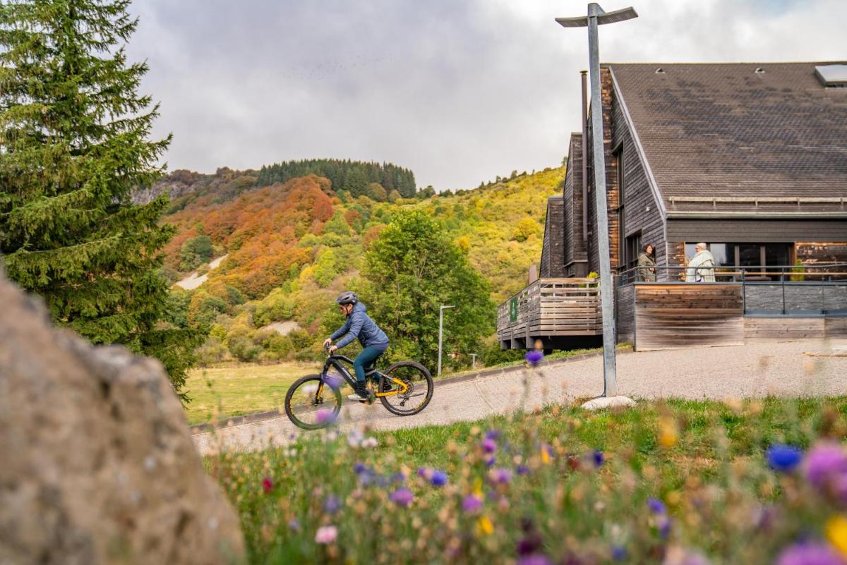 Vélo sur le terrain de l'établissement Sancy Resort ou dans les environs