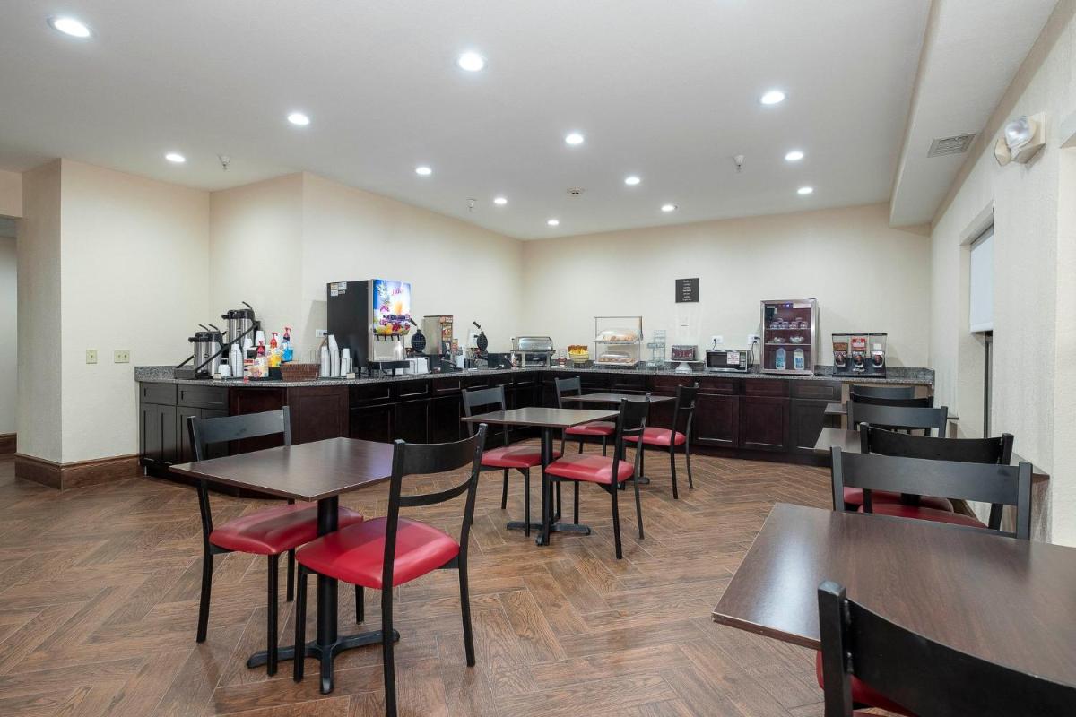 Econo Lodge Inn & Suites - Housity