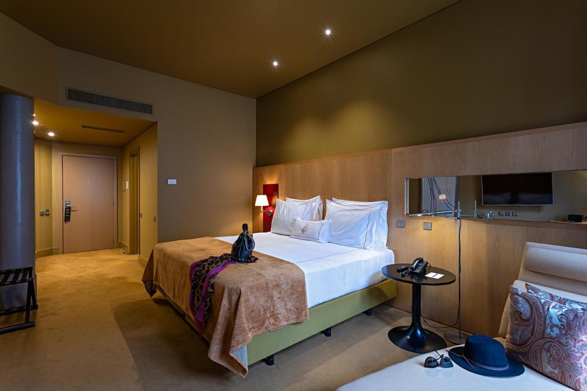 Uma cama ou camas num quarto em Pestana Palacio do Freixo, Pousada & National Monument - The Leading Hotels of the World
