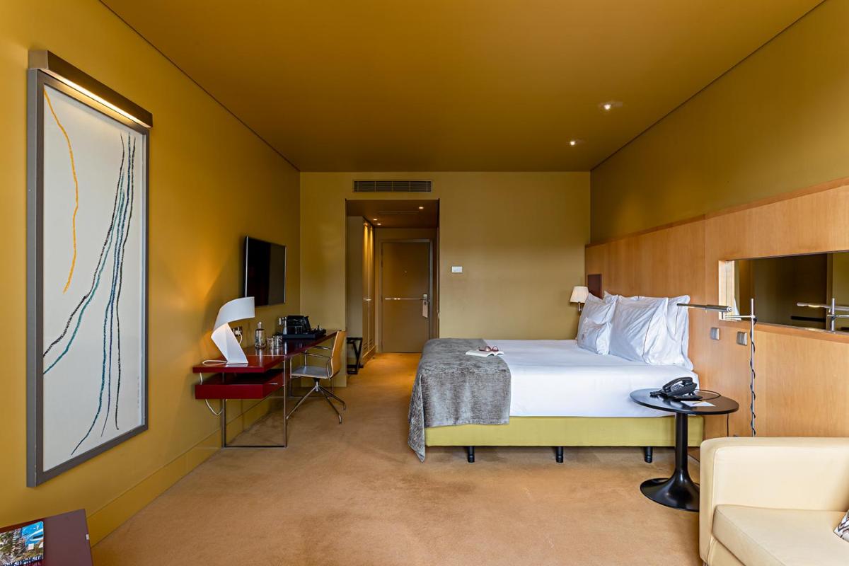 Uma cama ou camas num quarto em Pestana Palacio do Freixo, Pousada & National Monument - The Leading Hotels of the World