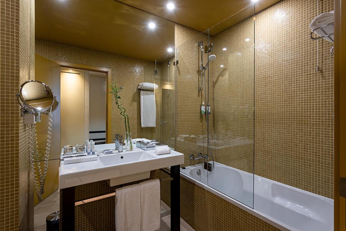 um banheiro com pia, chuveiro e banheira em Pestana Palacio do Freixo, Pousada & National Monument - The Leading Hotels of the World no Porto