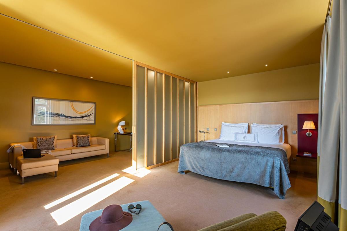 Uma cama ou camas num quarto em Pestana Palacio do Freixo, Pousada & National Monument - The Leading Hotels of the World