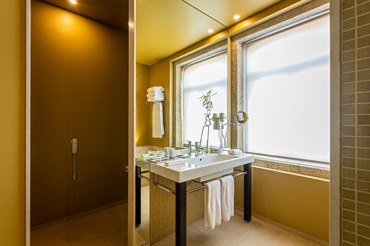 Uma casa de banho em Pestana Palacio do Freixo, Pousada & National Monument - The Leading Hotels of the World