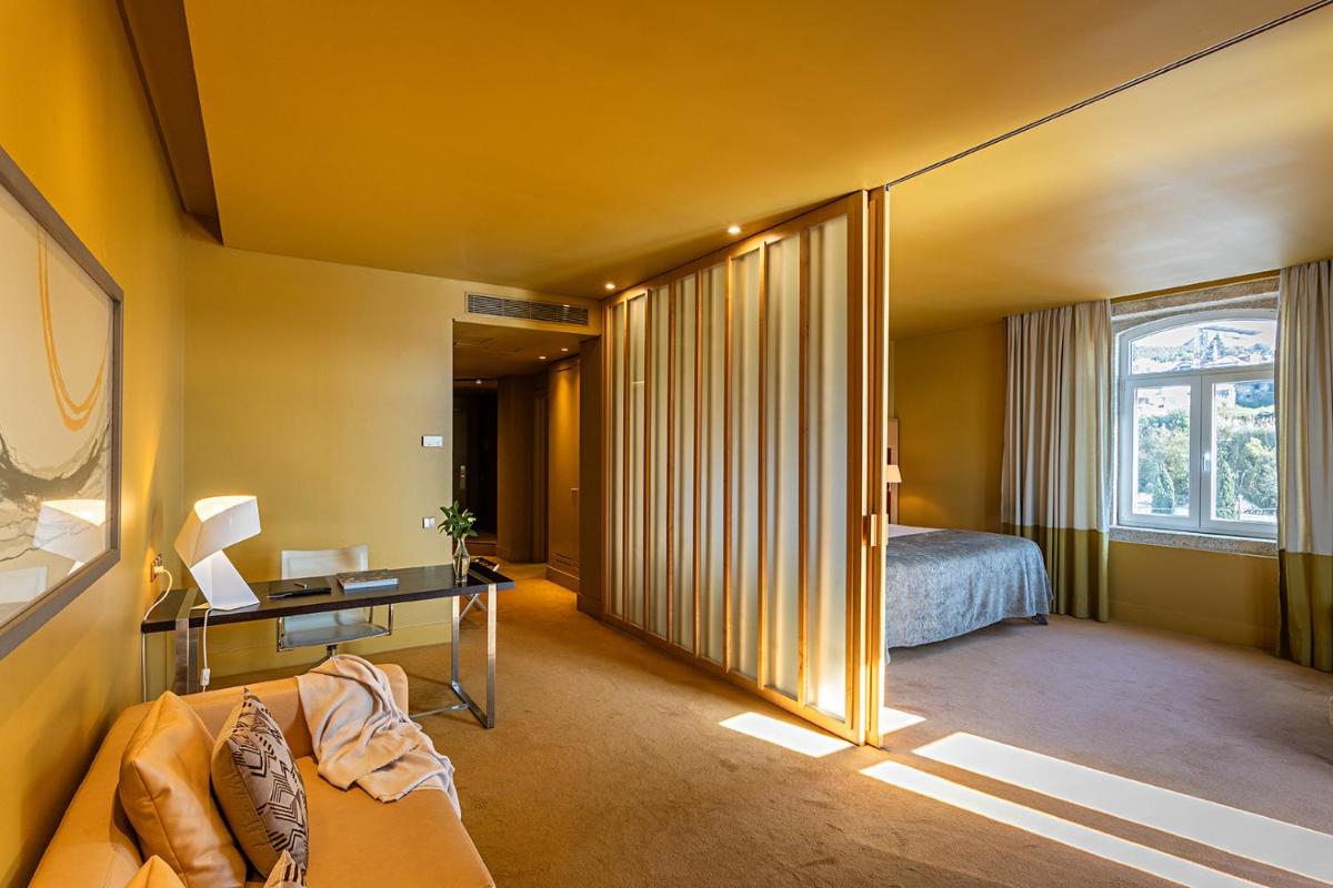 Uma cama ou camas num quarto em Pestana Palacio do Freixo, Pousada & National Monument - The Leading Hotels of the World