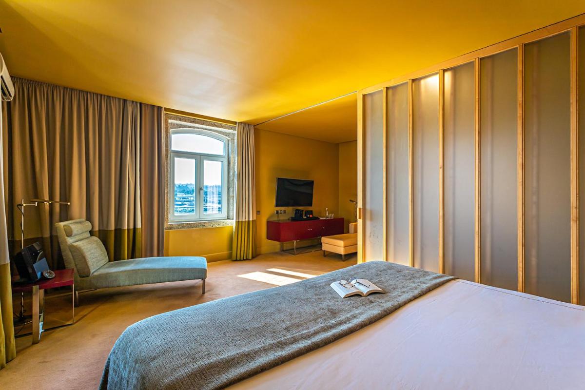 Uma cama ou camas num quarto em Pestana Palacio do Freixo, Pousada & National Monument - The Leading Hotels of the World