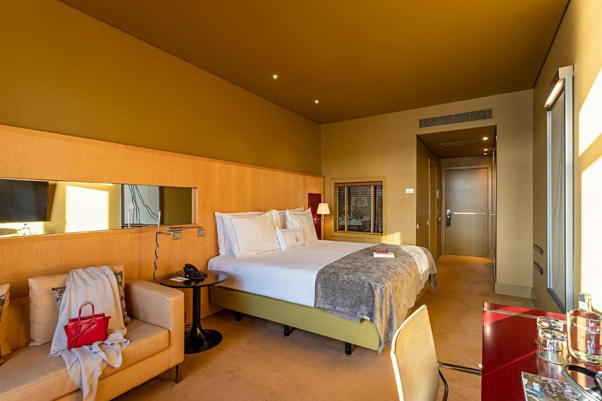 Uma cama ou camas num quarto em Pestana Palacio do Freixo, Pousada & National Monument - The Leading Hotels of the World