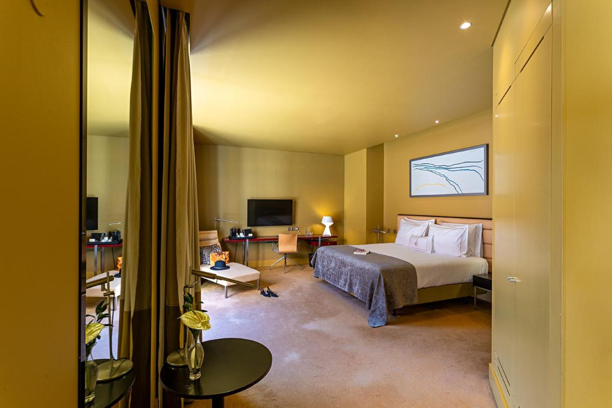 um quarto de hotel com uma cama e uma escrivaninha em Pestana Palacio do Freixo, Pousada & National Monument - The Leading Hotels of the World no Porto mais 64 fotografias