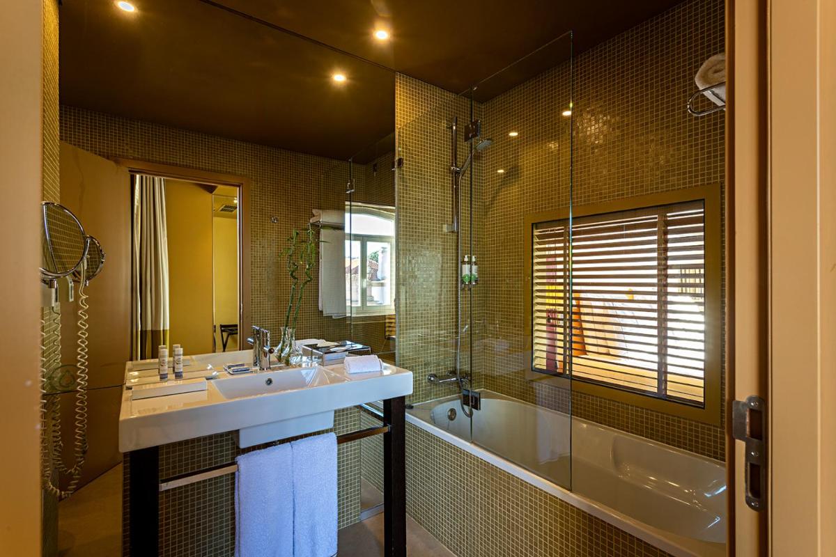 Uma casa de banho em Pestana Palacio do Freixo, Pousada & National Monument - The Leading Hotels of the World
