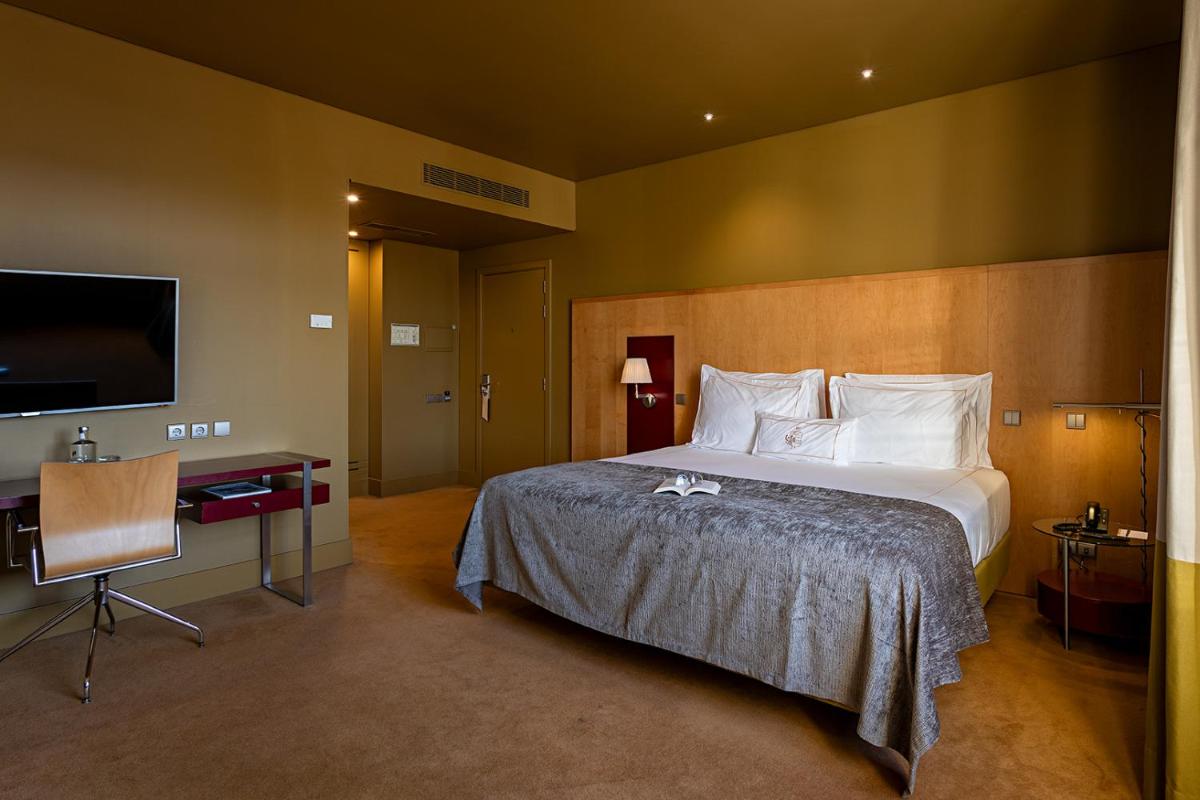 Uma cama ou camas num quarto em Pestana Palacio do Freixo, Pousada & National Monument - The Leading Hotels of the World