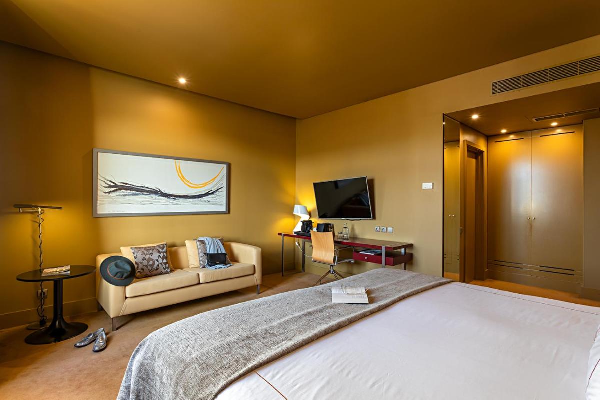 Uma cama ou camas num quarto em Pestana Palacio do Freixo, Pousada & National Monument - The Leading Hotels of the World