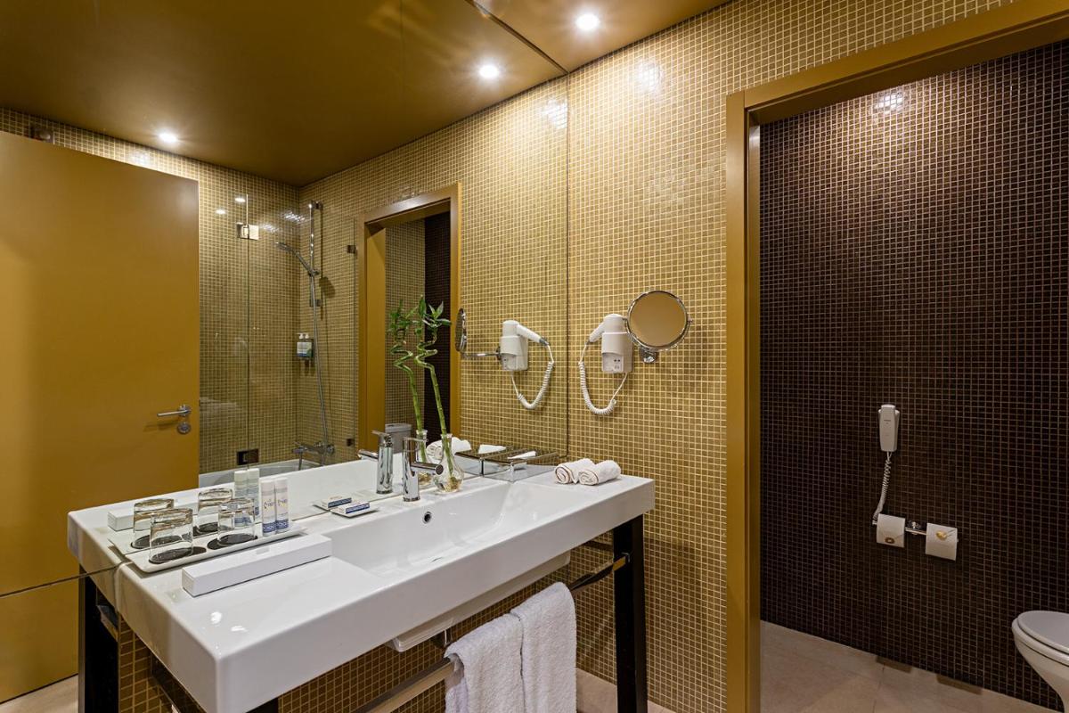 Uma casa de banho em Pestana Palacio do Freixo, Pousada & National Monument - The Leading Hotels of the World