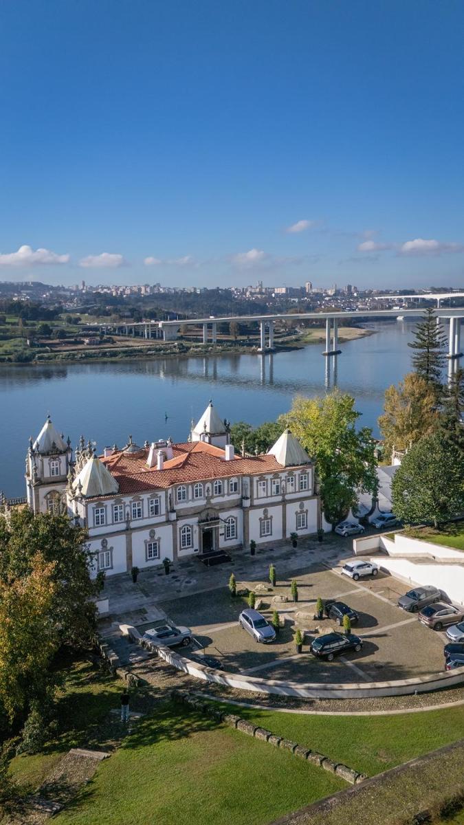 Vista de um rio perto do hotel