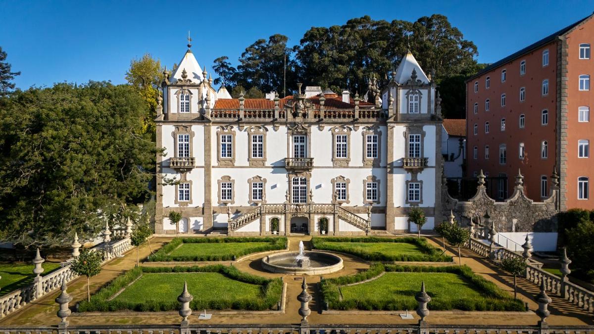 Um jardim no exterior de Pestana Palacio do Freixo, Pousada & National Monument - The Leading Hotels of the World