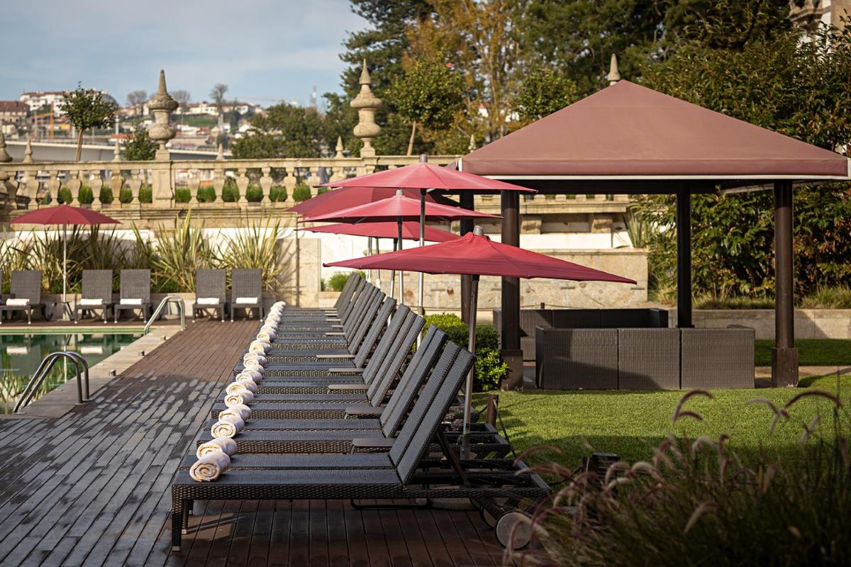 Um jardim no exterior de Pestana Palacio do Freixo, Pousada & National Monument - The Leading Hotels of the World