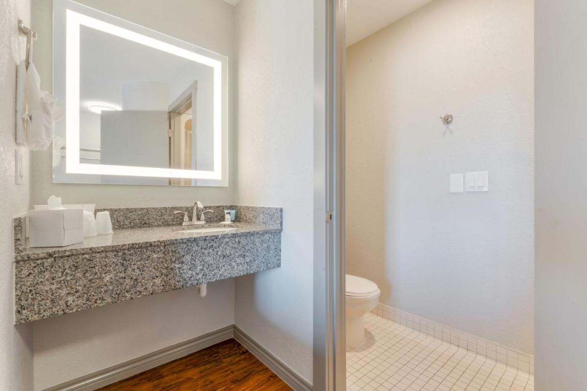 Denver North Hotel - Housity