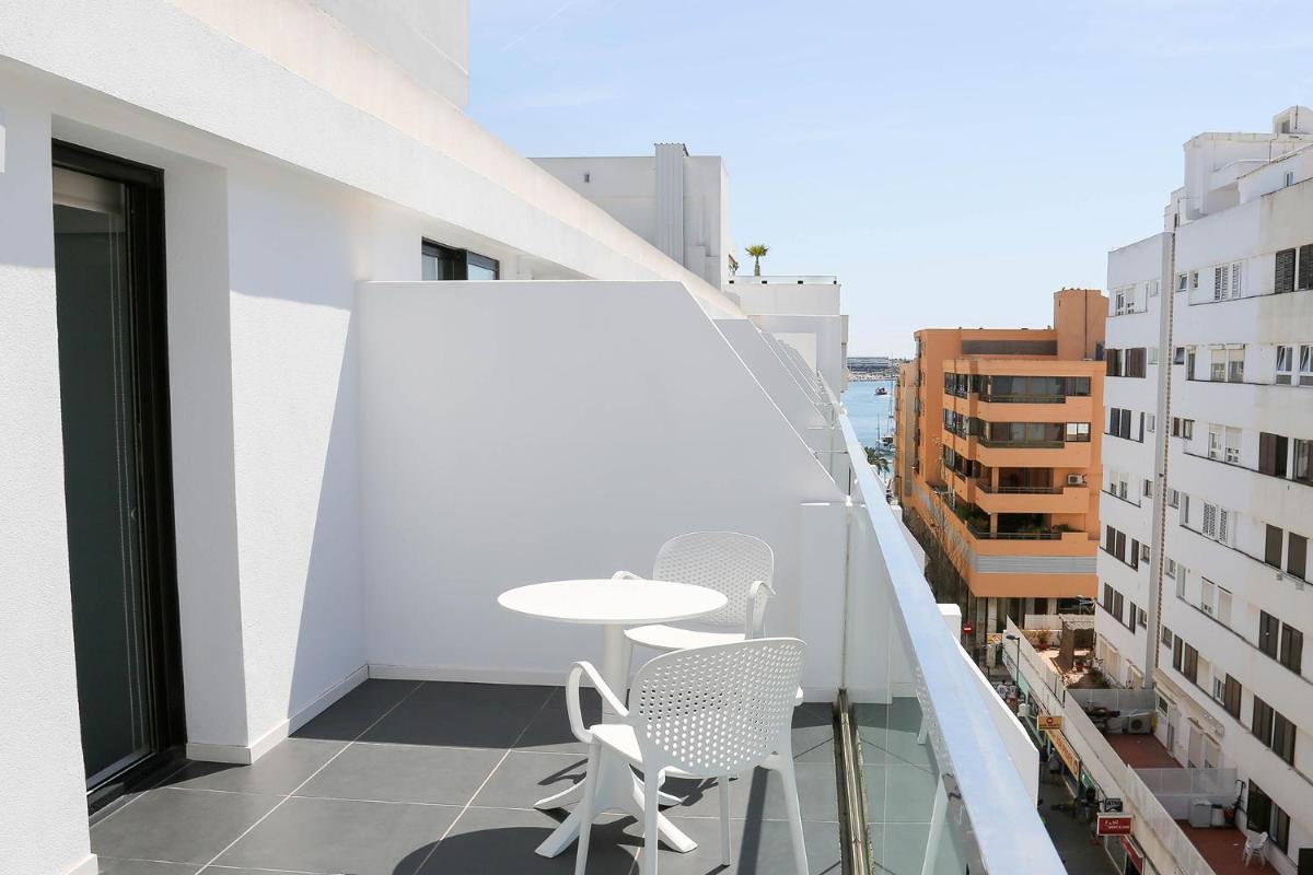 Un balcón o terraza de Eurostars Puerto de Ibiza
