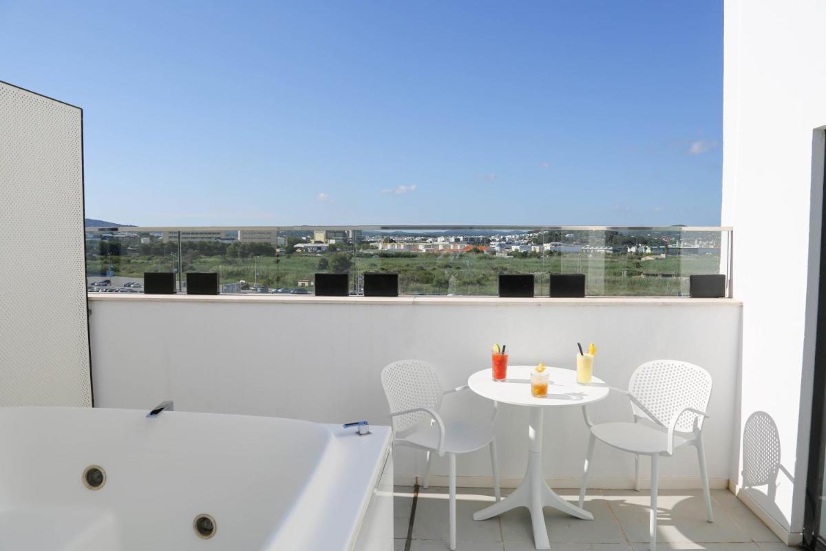 Un balcón o terraza de Eurostars Puerto de Ibiza